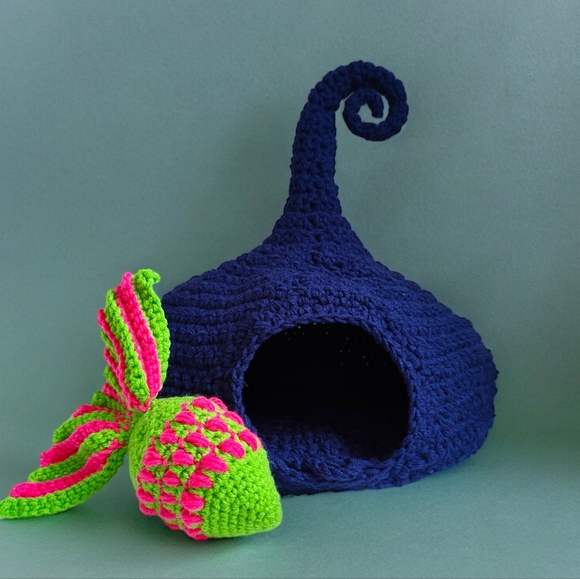 Handmade Crochet Fairy Elven Cat / Small Pet Bed and Toy - Picture 3 of 6